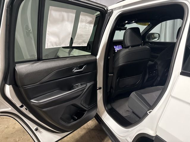 2025 Jeep Grand Cherokee Laredo 4x4