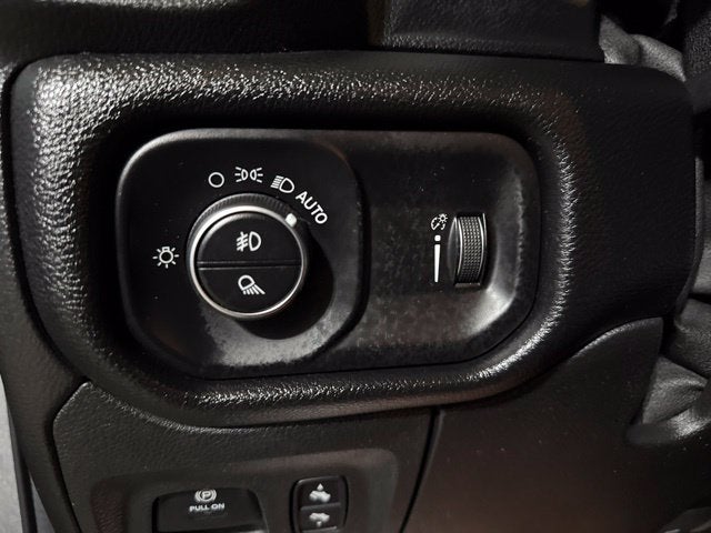 2020 RAM 1500 Big Horn Crew Cab 4x4 5'7' Box