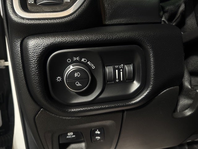 2019 RAM 1500 Laramie Crew Cab 4x4 6'4' Box